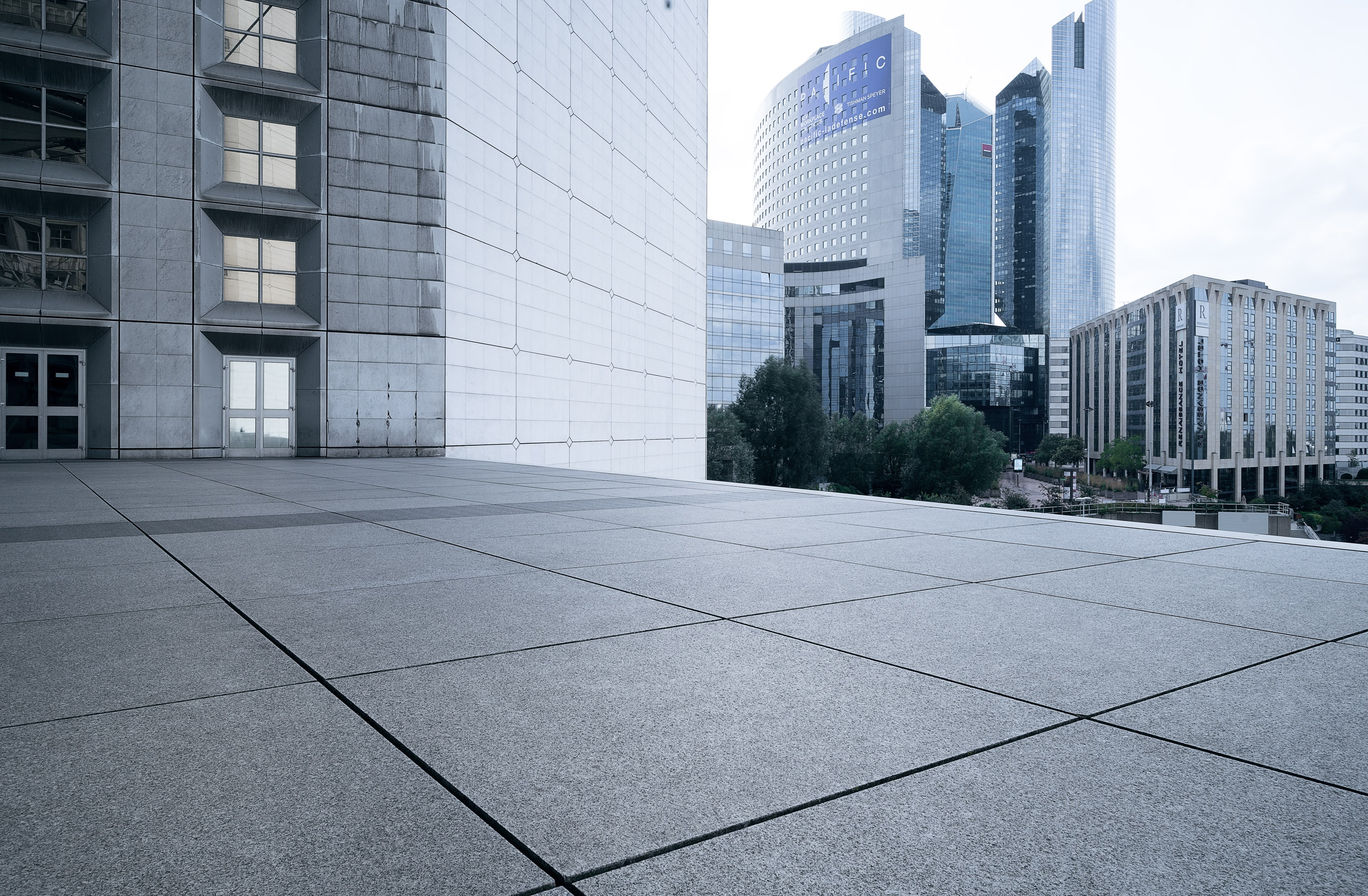 Paris - La Défense — Frame 27