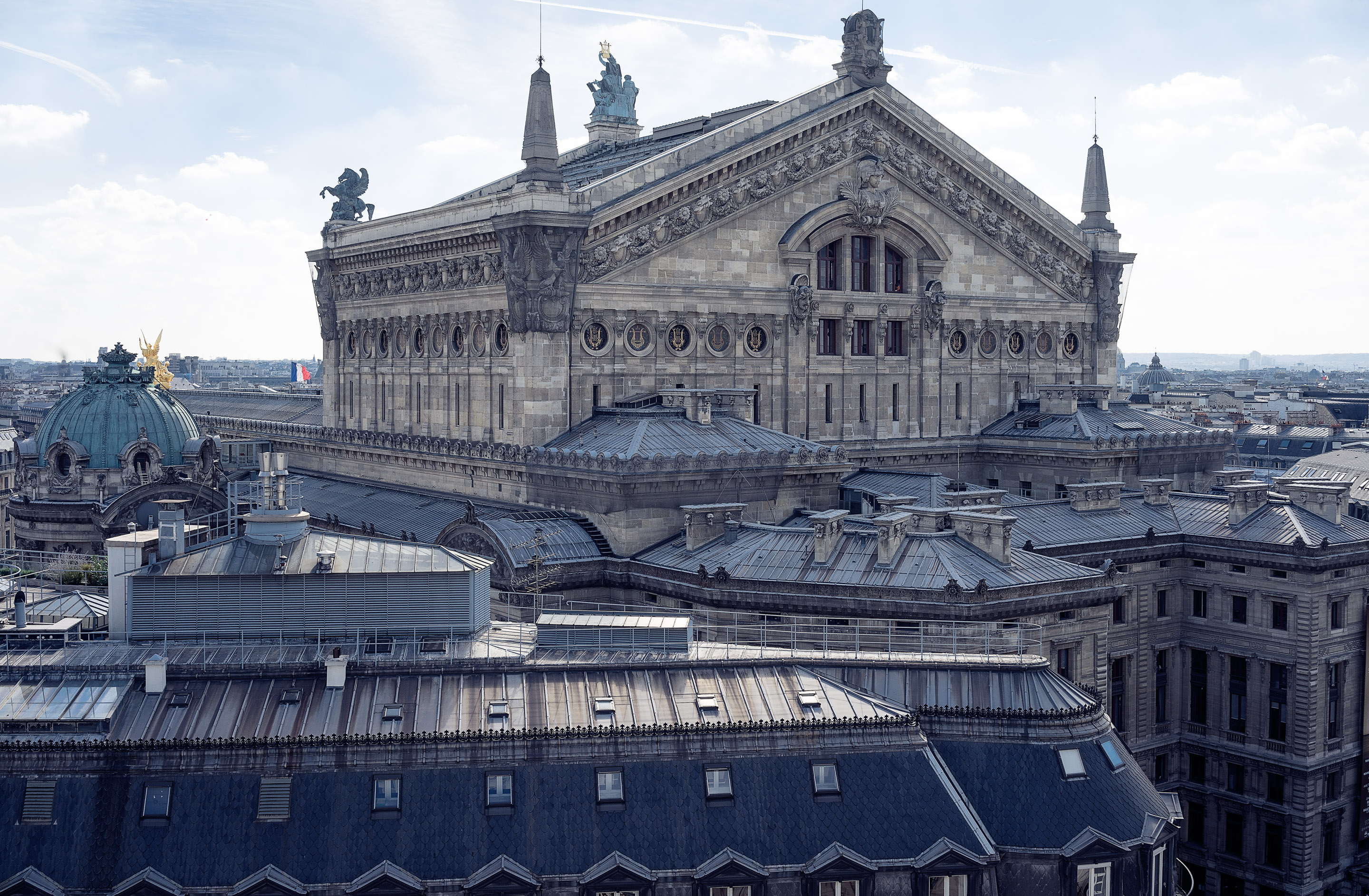 Paris - La Défense — Frame 1